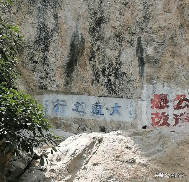 广西百色平果市四塘镇的公路边有文保级石刻，洞内还有很多金坛
