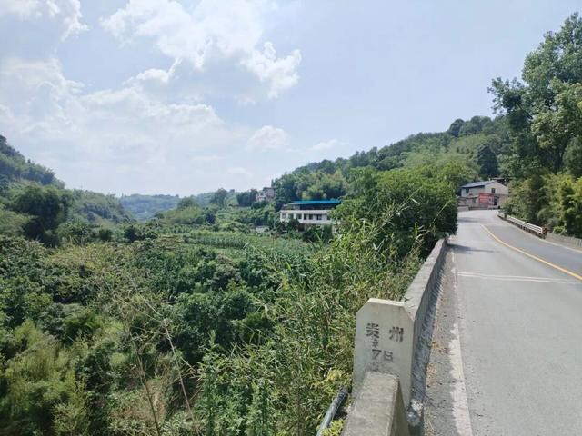 沿合（江）习（水）公路，跨越川黔边界