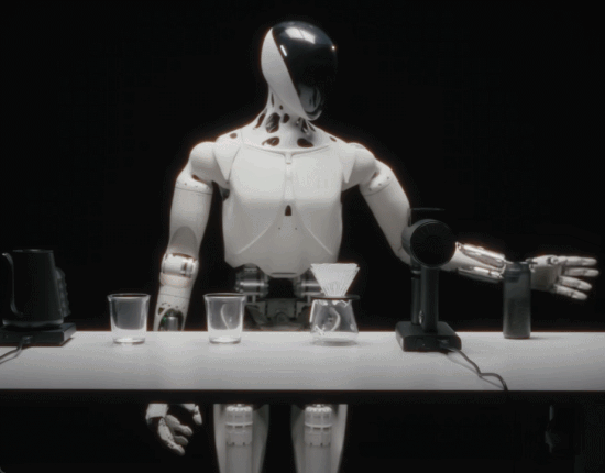 机器人里藏真人？小鹏现场“扒皮”澄清，女性设计引“擦边”争议