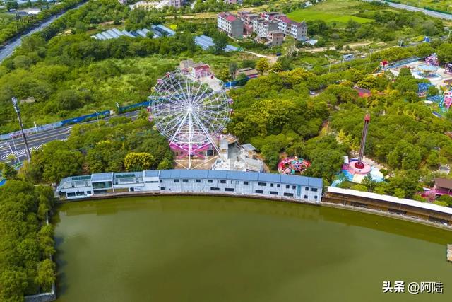 33度的丰水湖公园空寂无人，能直达的公交车线路多得令人惊讶