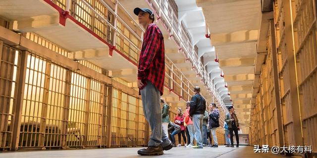 废弃王宫改造的监狱，单人牢房有电视咖啡，可以干兼职赚美元