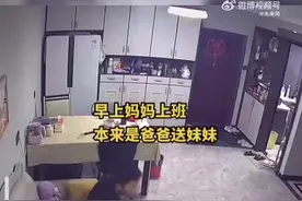 17岁哥哥早起细心照顾2岁妹妹上学图片