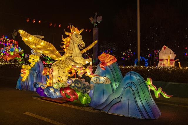 辽宁沈阳：丁香湖非遗灯会精彩震撼 绝对值得打卡