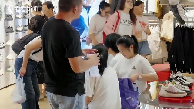 太疯狂！外国游客涌入上海商场狂买：我们国家买不到！有人开门前就在等：想花钱了，没有预算