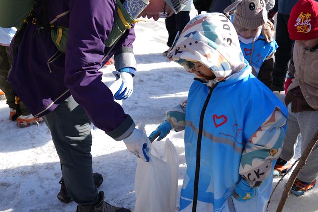 团团活力圈丨21.94公斤，徒步踩冰“包场”捡垃圾，满足~