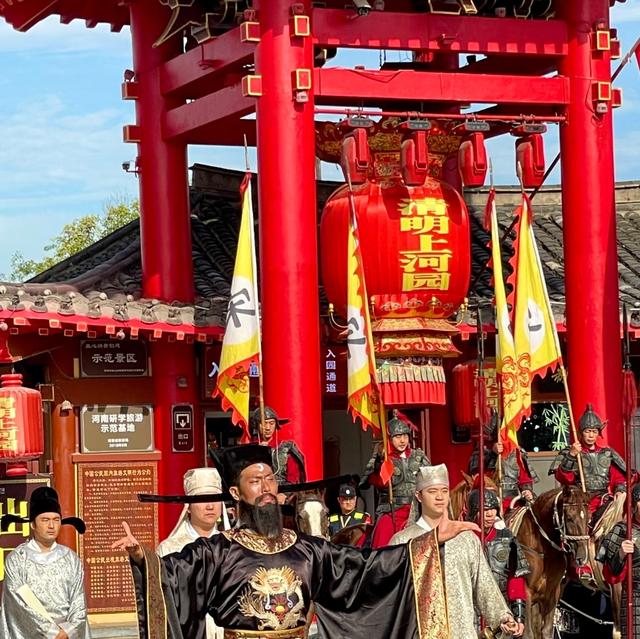 我是上海人，去清明上河园见惯高楼，遇宋装人员懂打卡还藏多门道