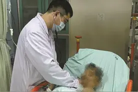 吃了自制榨菜，男子出门散步时突然晕倒图片