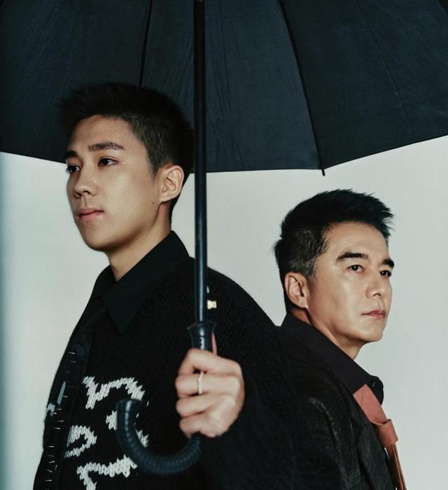 何晴葬礼现场，24岁儿子手捧骨灰和遗像，前夫许亚军缺席