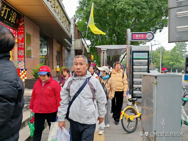从中国美术馆出来，钻胡同，一路逛到王府井大街