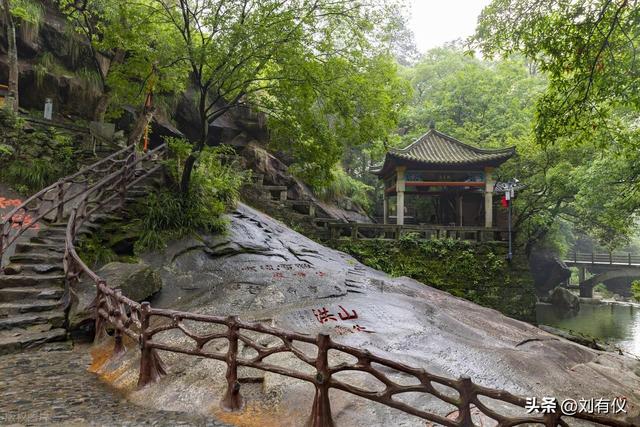 人生不仅只有一种活法，我选择走遍四海八荒，哪怕没有归路