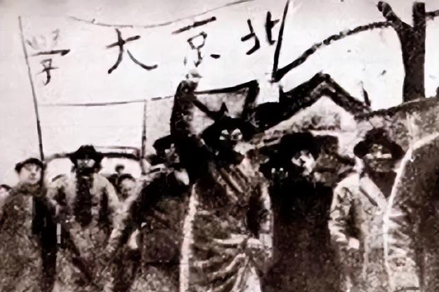 中共特工潜伏敌营15年，官职大到自己都慌，中央领导：大胆往上爬