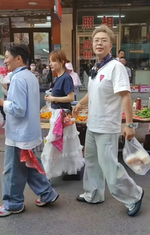 37岁杜海涛现身韩国，脸垮秃顶老到认不出，和沈梦辰秀恩爱超抢镜
