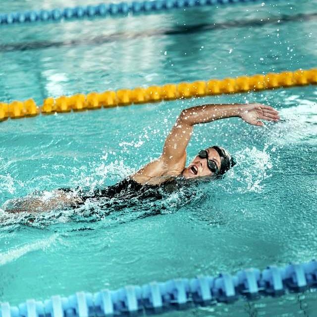 经常游泳到底好不好？医生劝告：过了55岁	，游泳这几点千万要牢记