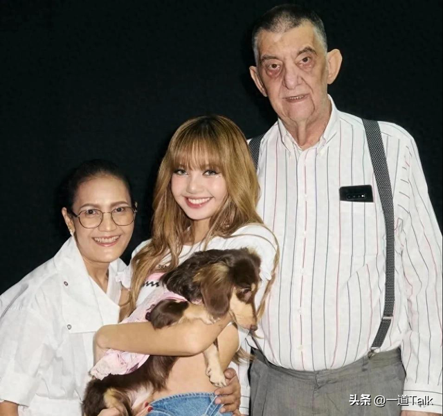 Lisa和继父亲密互动惹争议，二人合影没分寸，继父手搭女儿屁股上