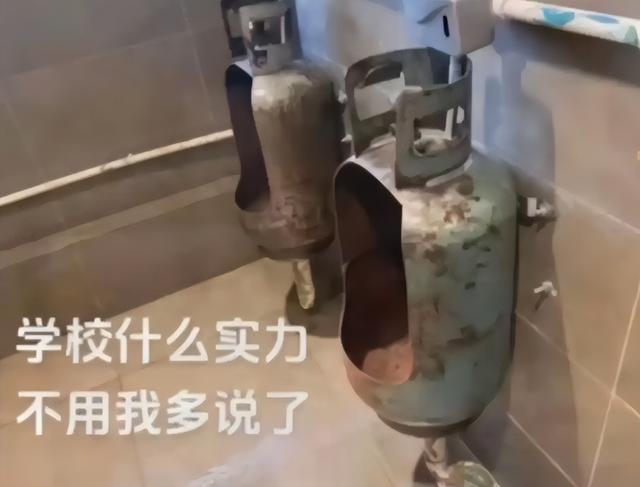 “这怎么上厕所？”中学男生卫生间羞耻，怀疑设计师是女性！