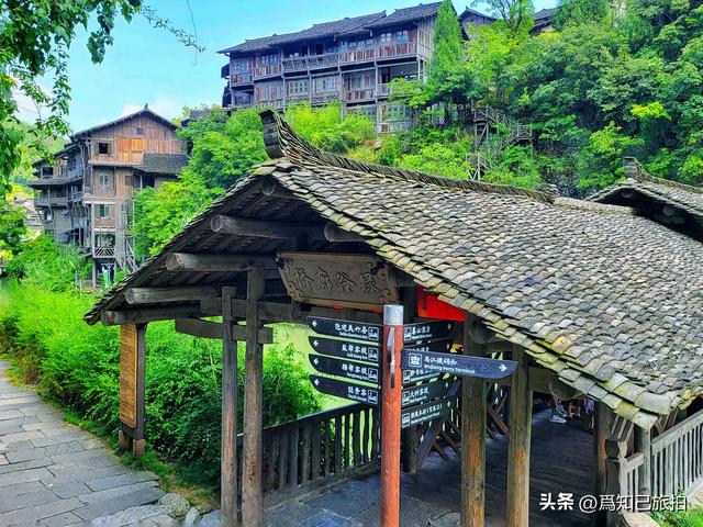 遵义乌江寨山峦连绵起伏 碧水绕寨而行