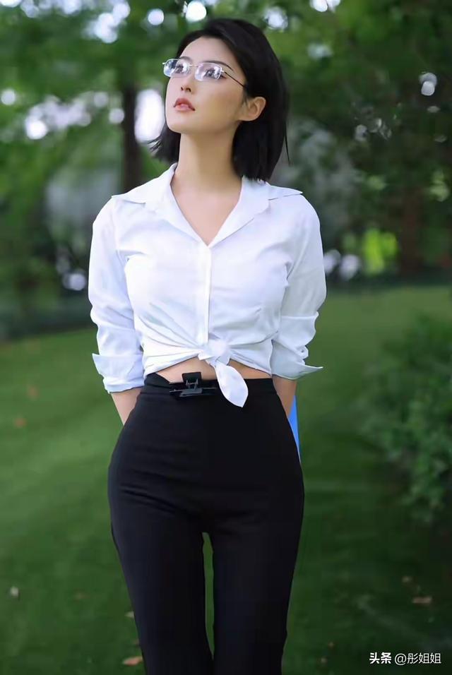 车模程儿衬衫制服，身材吸睛！网友：颜值太高，美到词穷！