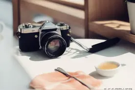 老婆出差，岳母暗示我晚上陪她看电视，电视打开一会后，我惊呆了图片