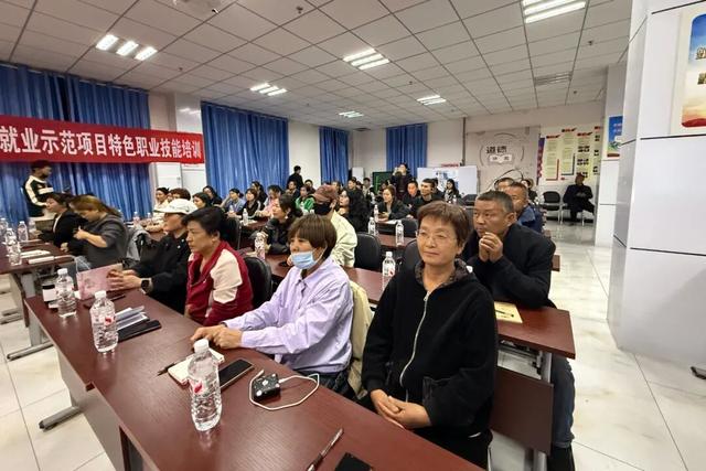 老街团结路社区：助力商户掌握“数字技能” 开启增收新路径