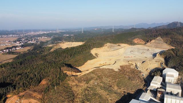 退休教师收110万迁坟款被诉案背后
