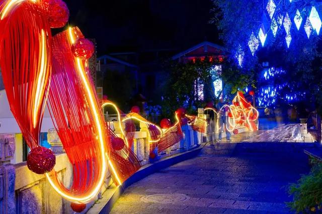 丽江打造夜间经济新圈:黑龙潭-玉河走廊联动,开启“十一”免费沉浸式夜游