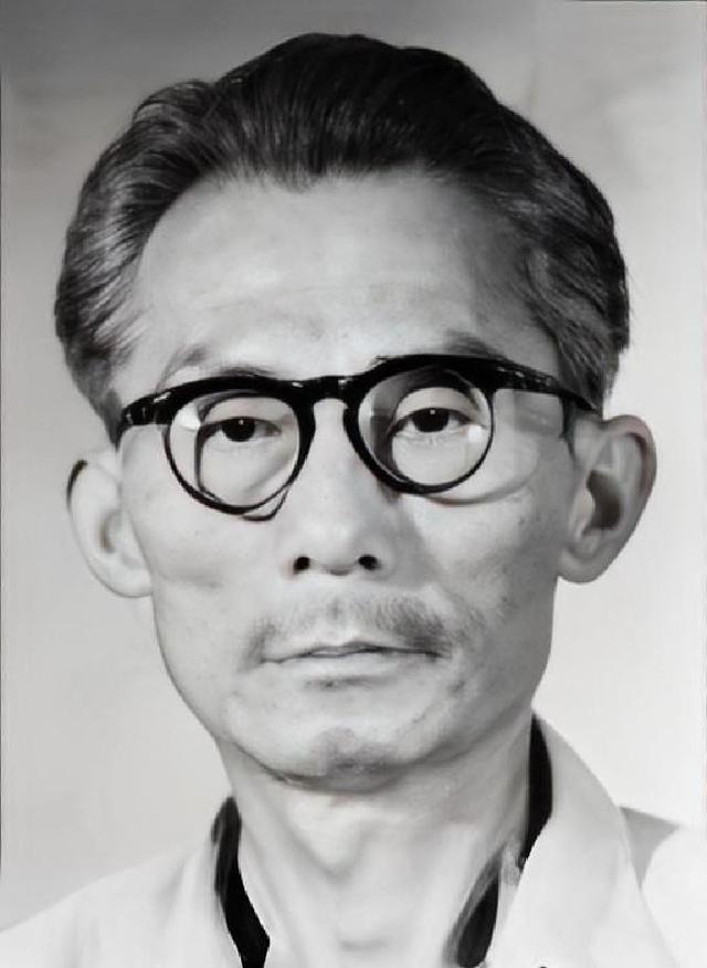 毛主席新画像挂上天安门后，北京市民提出意见：为何只有一只耳朵