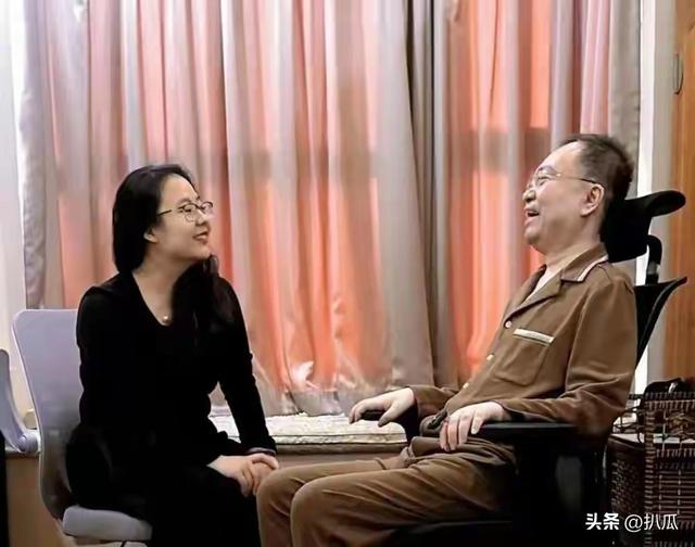 蔡磊传出好消息！终于能下楼溜达，见到儿子笑了，爷俩靠镜子交流