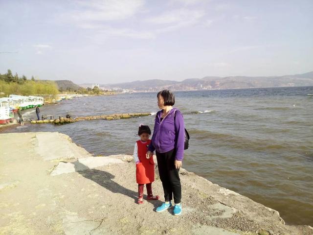 带着孙女去旅行（172）两游云南抚仙湖