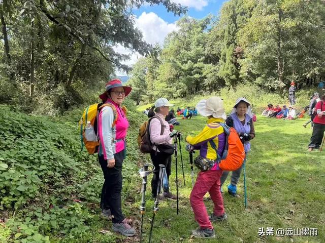在阳光明媚的秋日里，我们走马街、三家村水库、团结乡滑草场，爽