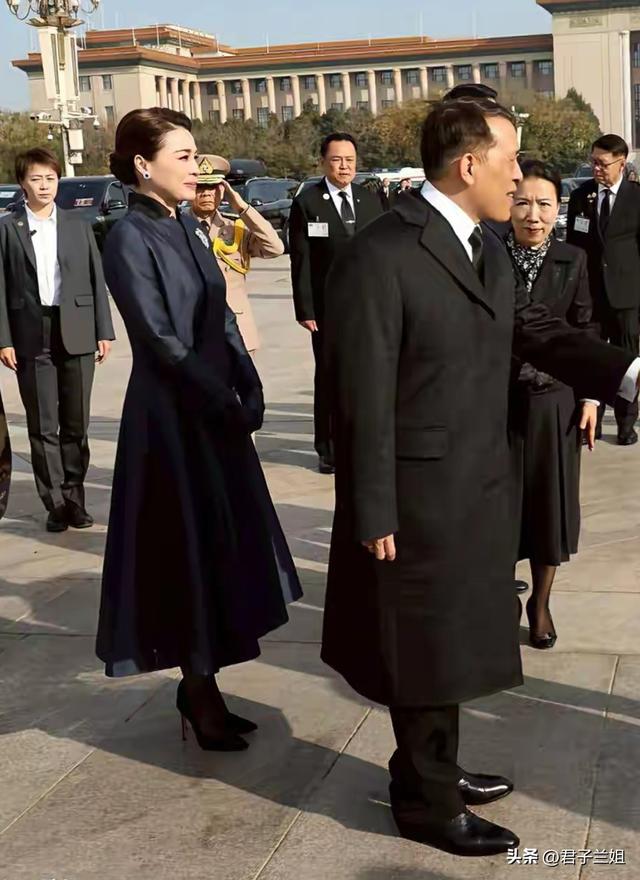 苏提达王后太稳了！脚踩10公分细高跟在北京献花，下梯步赛若平地