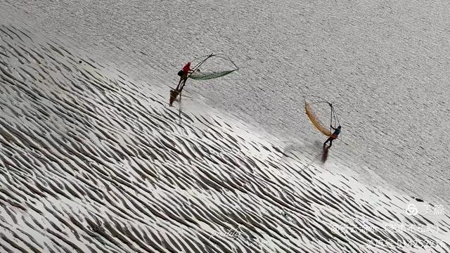 彩色旅图｜光影里的霞浦：捕捉退潮日出的瞬间，沙滩带着酒窝微笑