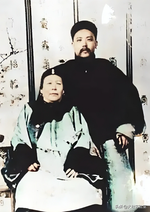袁世凯的真实老照片：穿龙袍坐龙椅接受朝拜，姨太太确实漂亮！