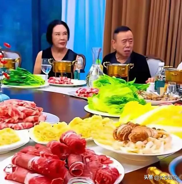 潘长江一家北京别墅宴客，餐厅大得像会所，妻子杨云罕见现身！