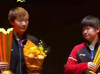 温馨！王曼昱夺冠领奖时，没想到孙颖莎的一个举动 尽显好人品
