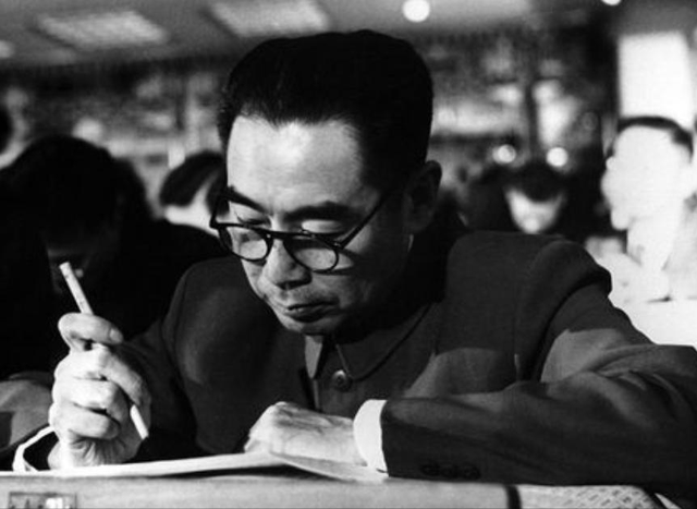 大授衔结束后，有人迟迟不肯走，周总理询问原因，对方称没被授衔