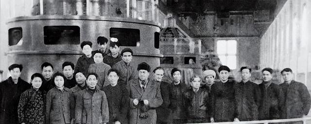 李鹏总理有多帅？1965年和两个儿子的合影，他长相出众，气质不凡