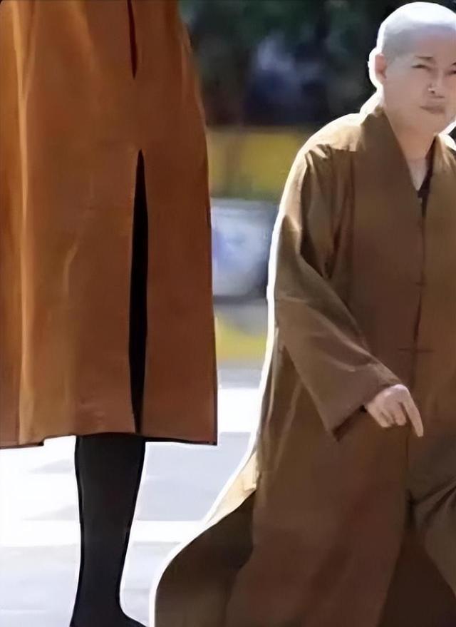 比释永信更奢靡：穿黑丝上班，坐豪车住千万别墅，有两个和尚老公