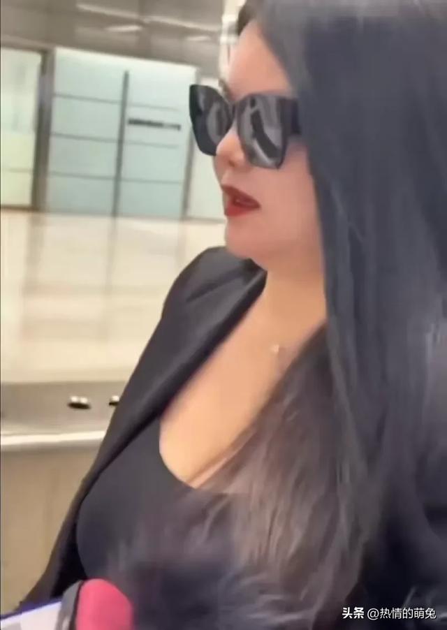 李湘一家人现身机场 穿黑色也遮不住肉肉 这得有200斤了吧