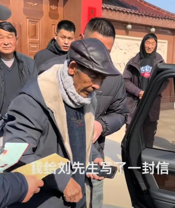 刘强东发放年货现场曝光，令人恶心的一幕出现，当场被人制止