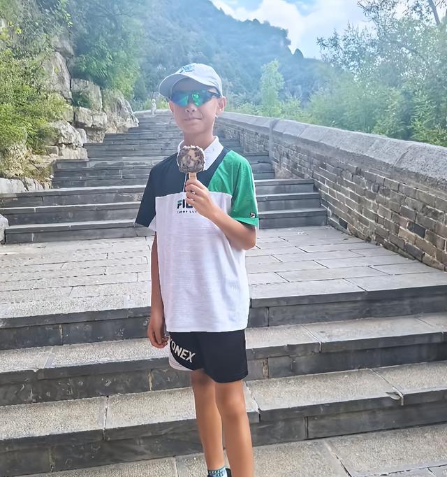 44岁谢杏芳也没想到，因林丹败光的体面，如今被9岁儿子挣了回来