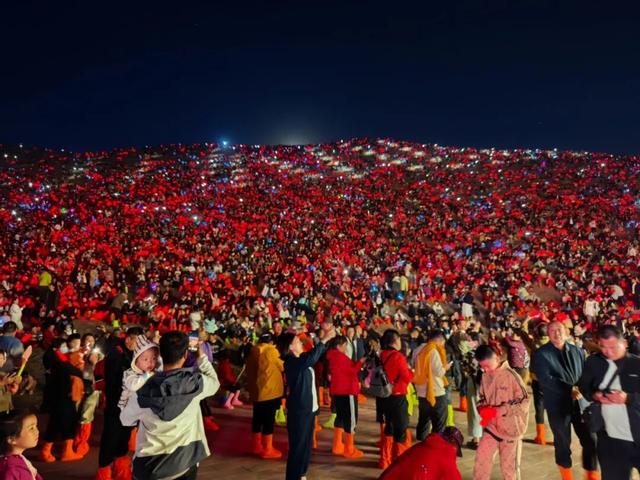双节同庆，欢乐满溢！鸣沙山月牙泉再现文旅热潮