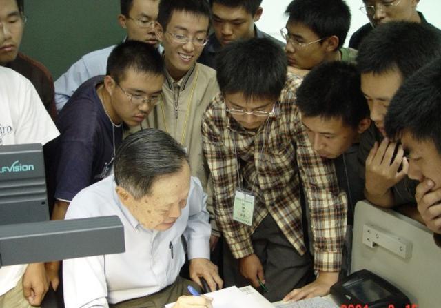杨振宁去世一天，翁帆终于发声，字字催泪，清华大学的举动太感人