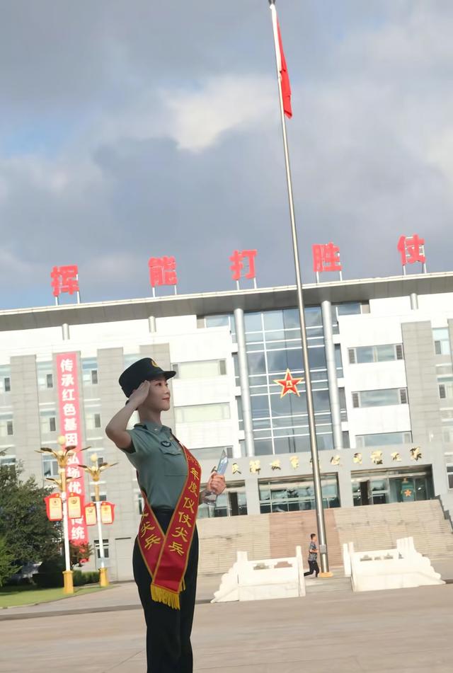 女民兵李思颖阅兵回家仅半天,母亲官宣其新身份,太牛了,全网恭喜