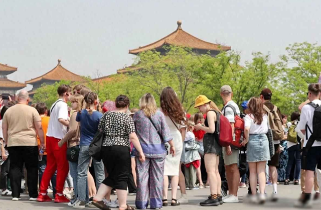 大量日本游客涌进北京！打着旅游幌子不去旅游不吃美食，为啥来？