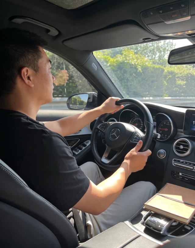 单位报废的奔驰没人要，我花1万捡漏，三天发现后座下的东西愣住