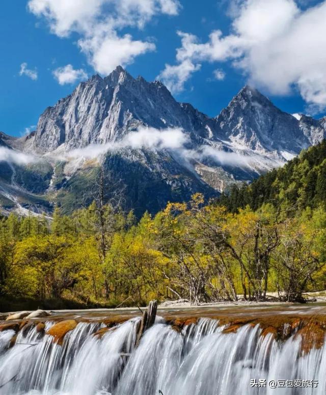 阿坝漫游记：雪山花海与羌寨古寺的十六次心动