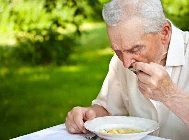 4类食物易引起过敏！很多人不知道，误吃后皮肤瘙痒，嗓子难受