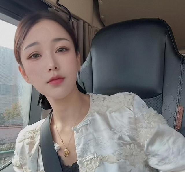 传安徽“女神	”卡友王迪去世	，仅37岁，友人称原因，名下三辆德龙