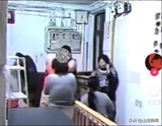 上海殴打邻居的一家人已“社会性死亡”：名声臭了，也摊上事儿了