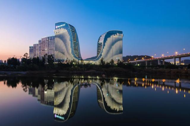 “白鹭展翅”地标建筑酒店!海湾观景免费住+双人茶点任意吃~